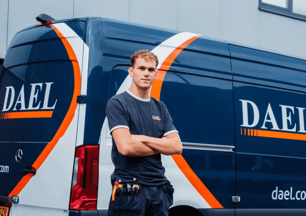 Monteur van Dael voor een bedrijfsbus met het Dael-logo