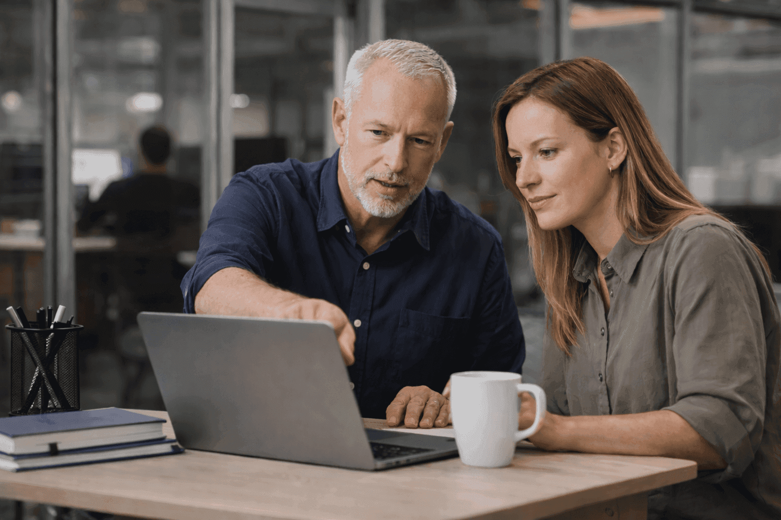 Illustratie: een compliance-specialist met inzicht in wie waar toegang toe heeft.