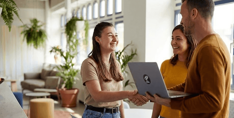 Het onboardingproces in Joinly: een nieuwe medewerker krijgt automatisch accounts, applicaties en groepen toegewezen.