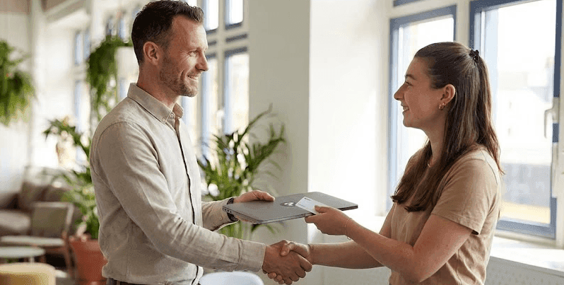 Het offboardingproces in Joinly: sessies beëindigd, accounts gedeactiveerd en licenties vrijgegeven.